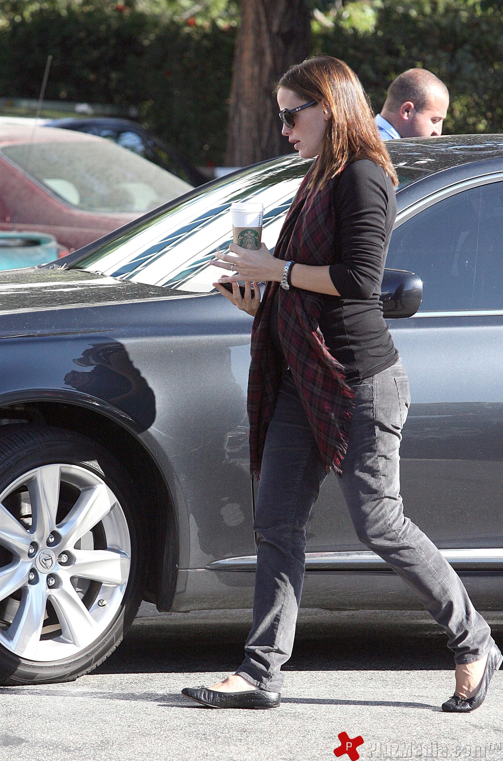 Jennifer Garner stops at Starbucks on her way to a hospital | Picture 93749